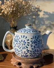 Bình trà men trắng họa tiết dây lam