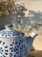 Bình trà men trắng họa tiết dây lam