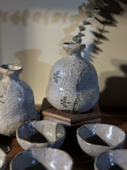Bộ Sake Nhật Bản vẽ hoạ tiết chuồn chuồn đồng quê triện ẩn nghệ nhân