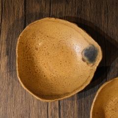 Đĩa mộc vàng loang men rêu