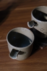 Cốc rót men tiêu hoa nhí