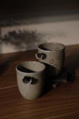 Cốc rót men tiêu hoa nhí