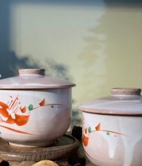 Thố Kyo có nắp tráng men hồng loang