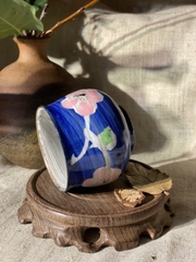 Cốc trà nhỏ men lam hoạ tiết hoa hồng trắng