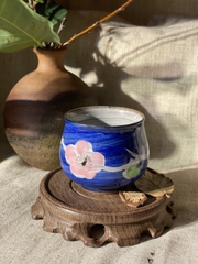 Cốc trà nhỏ men lam hoạ tiết hoa hồng trắng