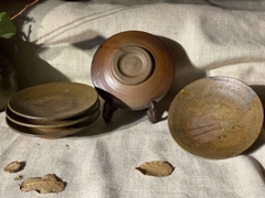 Đĩa bé gốm mộc chấm vàng triện khắc chìm