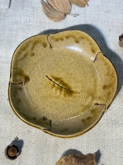 Đĩa cánh hoa vàng có đế chân