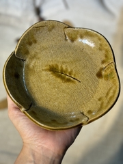 Đĩa cánh hoa vàng có đế chân