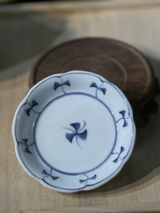 Đĩa chấm viền cánh hoa