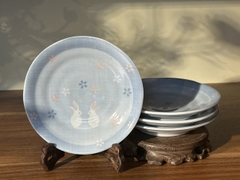 Đĩa mộc vẽ thỏ dễ thương