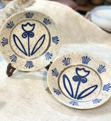 Đĩa nâu chấm tiêu họa tiết hoa xanh