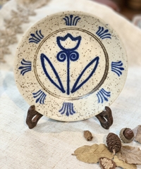 Đĩa nâu chấm tiêu họa tiết hoa xanh