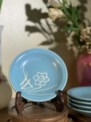 Đĩa nhỏ tráng men xanh da trời hoa in nổi