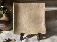 Đĩa vuông gốm cốt nặng triện nghệ nhân khắc chìm