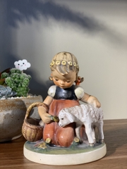 Tượng Đức cô bé ôm cừu