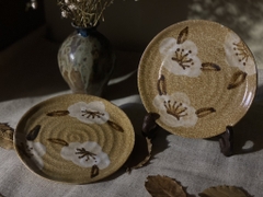 Đĩa bé vân hoạ tiết hoa trắng L