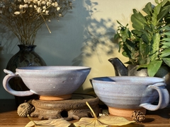 Ly trà gốm mộc tráng men quai cách điệu triện khắc chìm