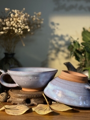 Ly trà gốm mộc tráng men quai cách điệu triện khắc chìm