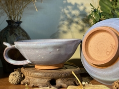 Ly trà gốm mộc tráng men quai cách điệu triện khắc chìm