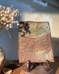 Tấm mộc nâu decor hình con cá khắc chìm