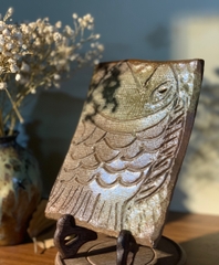 Tấm mộc nâu decor hình con cá khắc chìm