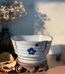 Tô nhỏ men sữa chấm tiêu họa tiết hoa xanh