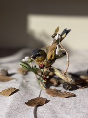 Tượng chim ong trên cành mâm xôi hãng Anh