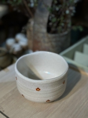 Chawan - Bát đánh matcha mộc men sữa vẽ hoa