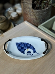 đĩa có tay cầm vẽ lá và cú