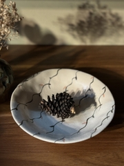 Đĩa mộc men tiêu họa tiết dây hoa