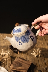 Ấm họa tiết cùm nho có lọc