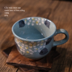 Cốc mộc men rạn xanh lam vẽ hoa trắng