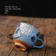 Cốc mộc men rạn xanh lam vẽ hoa trắng