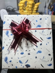 Dịch vụ gói quà (chỉ gói đơn hoả tốc) và khách mua tượng bên shop.