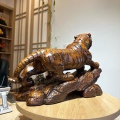 Tượng Hổ Phong Thủy Sơn Giả Gỗ 37x13x27cm – Trấn Trạch, Chiêu Tài, Hổ Gầm Sơn Hà