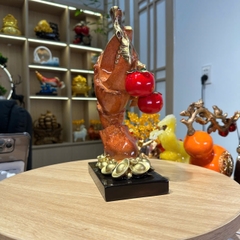 Tượng càng cua kẹp 2 quả hồng 18x11x27cm – bột đá thạch anh đúc cao cấp, trang trí phong thủy tài lộc