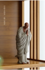 Tượng Gốm Tử Sa Tăng nhân Nhà sư bái phật , Tượng Tu sĩ thành tâm hướng phật Trang Trí Tiểu Cảnh Gỗ Lũa Bàn Trà