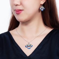Khuyên tai nét tao nhã của người Di - Xanh