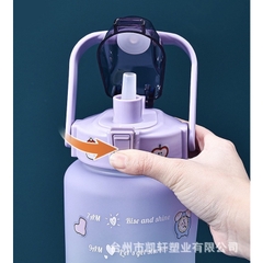 Bình đựng nước có ống hút 2000ml kèm sticker siêu cute