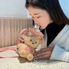 Bình nước gấu có ống hút, quai đeo cưng xỉu