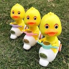 Đồ Chơi Chú Vịt Vàng Nhựa Cao Cấp Đi Xe Máy Vespa Chạy Đà Siêu Ku Te - Đồ Chơi Ấn Đầu Vịt Vàng, Vịt Vàng Chạy Xe Máy