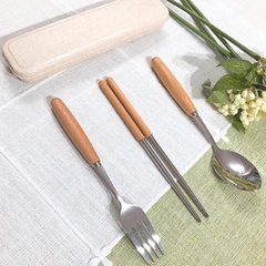 Bộ Đũa, Thìa, Dĩa Inox Cán Gỗ Tặng Kèm Hộp Đựng Lúa Mạch