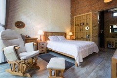 Phòng Ngủ nên lát Gạch Vân Gỗ Hay Gạch Bóng Kính?