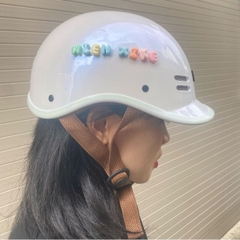 Mũ Bảo Hiểm AGU A39 Cá Heo – Màu Trắng Bóng, Chuẩn Quatest 2 – Tặng Tai Gấu & Charm Tên