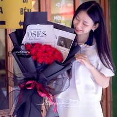 Bó hoa sáp màu đỏ dáng đứng