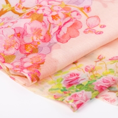 Khăn quàng dài (Lady of thecourtyard)