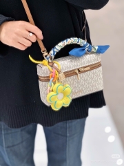 Túi Michael Kors Jana Logo
