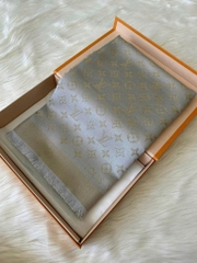 Khăn Louis Vuitton Ánh Kim Xám