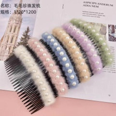 Lược cài tóc đính ngọc trai lông.