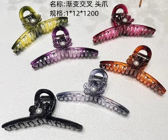 Kẹp tóc giao nhau màu đậm dần.